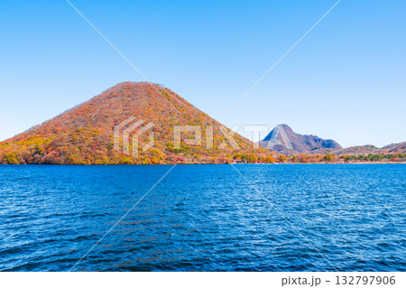 榛名山・榛名湖・榛名富士・榛名旭岳（秋） 132797906