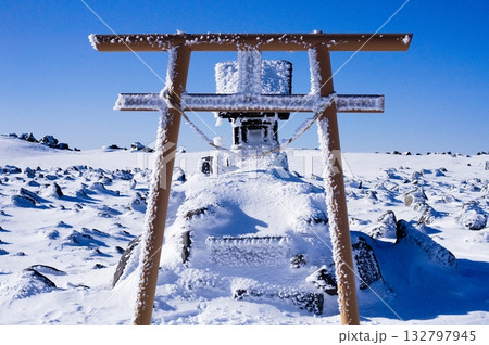 厳冬の蓼科山山頂、霧氷に包まれた蓼科神社奥宮の鳥居 厳冬の蓼科山山頂、霧氷に包まれた蓼科神社奥宮の鳥居 132797945
