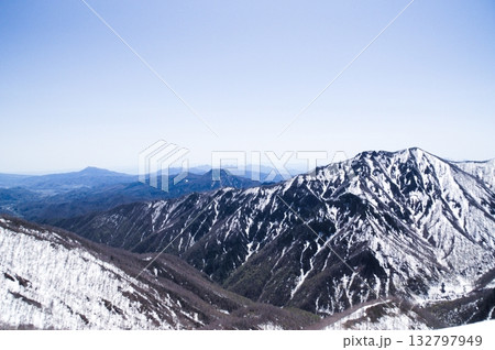 残雪の谷川岳と連なる山々の冬景色 残雪の谷川岳と連なる山々の冬景色 132797949