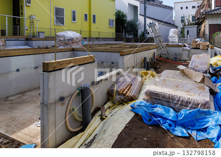 建築中の住宅の土台部分 132798158