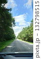 緑に囲まれた道 132798515