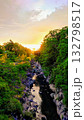 渓谷に沈む夕日 132798517