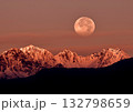 北アルプスに沈むスーパ－ム－ン 132798659