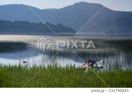 燧ヶ岳と尾瀬沼の朝景 132798883