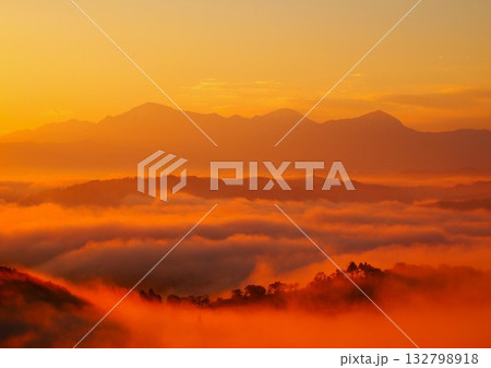 雲海朝焼けの新潟県小千谷市小千谷山本山高原からの越後三山夜明け 132798918