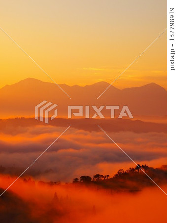 雲海朝焼けの新潟県小千谷市小千谷山本山高原からの越後三山夜明け 132798919