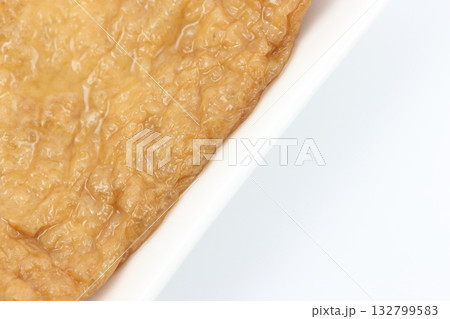 シンプルな白い背景で魅力を引き立てた和の食材油揚げ シンプルな白い背景で魅力を引き立てた和の食材油揚げ 132799583