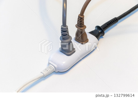 電源タップに差し込まれたプラグ 132799614