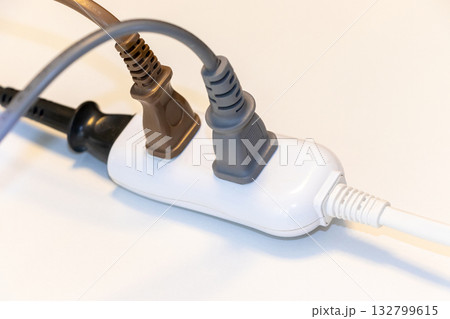 電源タップに差し込まれたプラグ 電源タップに差し込まれたプラグ 132799615