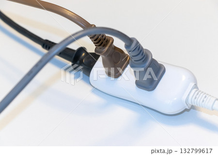 電源タップに差し込まれたプラグ 132799617