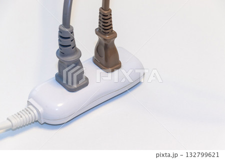 電源タップに差し込まれたプラグ 電源タップに差し込まれたプラグ 132799621