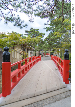 日本の松島にある瑞巌寺の五大堂にかかる赤い橋 132799654