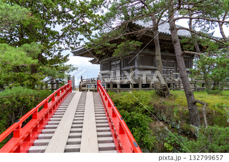 日本の松島にある瑞巌寺の五大堂にかかるすかし橋 132799657