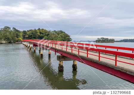松島の福浦島にかかる福浦橋の風景 松島の福浦島にかかる福浦橋の風景 132799668