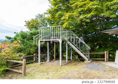 山の山頂の展望台にある風景を眺めるための足場 132799688