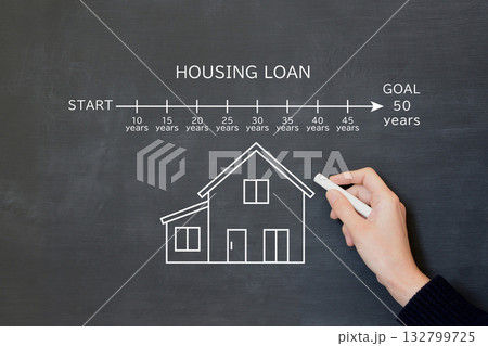 50年の住宅ローンをイメージしたイラストを黒板に描く人物の手 132799725