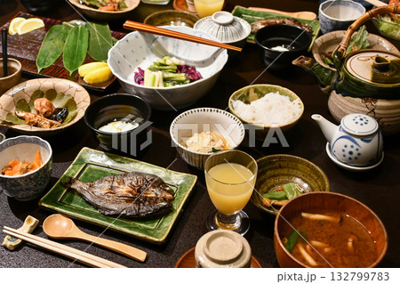 日本の旅館の朝食 Japanese Ryokan Breakfast 日本の旅館の朝食 Japanese Ryokan Breakfast 132799783