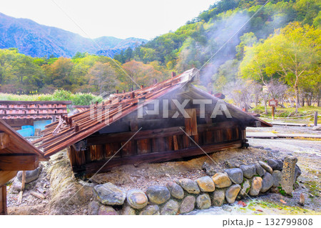 秋の湯元温泉の源泉 132799808