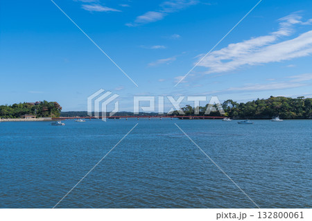 松島の福浦島にかかる福浦橋の風景 132800061