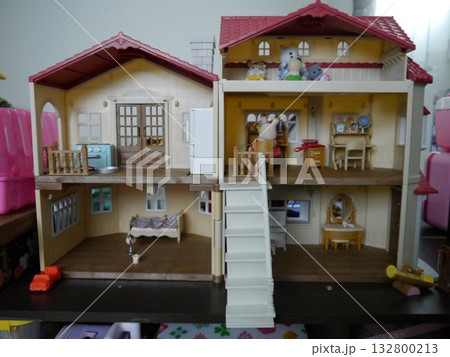 子供部屋にあるドールハウスのおもちゃ 子供部屋にあるドールハウスのおもちゃ 132800213