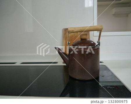 キッチンに置かれた琺瑯のやかん 132800975