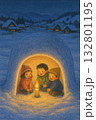 かまくらの中で子供たちが遊んでいる 132801195