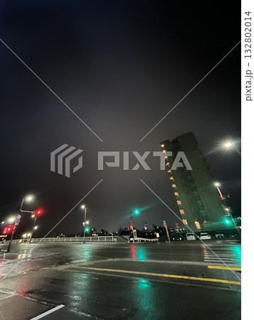 雨上がりの夜の街の風景 雨上がりの夜の街の風景 132802014