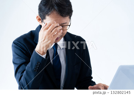 パソコンの前で頭を抱えるビジネスマン パソコンの前で頭を抱えるビジネスマン 132802145