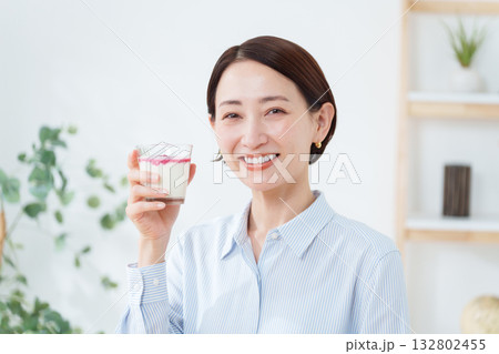 朝食にヨーグルトを食べる女性 朝食にヨーグルトを食べる女性 132802455