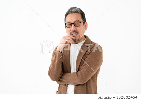 カジュアルビジネス ミドル男性 悩む カジュアルビジネス ミドル男性 悩む 132802464