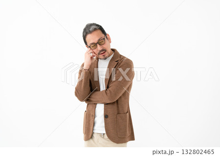 カジュアルビジネス ミドル男性 悩む カジュアルビジネス ミドル男性 悩む 132802465