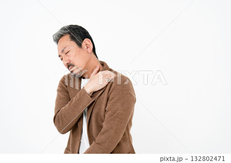 カジュアルビジネス　ミドル男性　肩こり 132802471