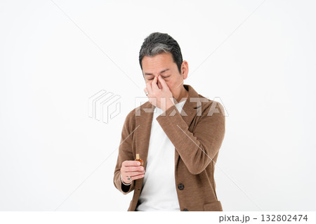 カジュアルビジネス　ミドル男性　眼精疲労 132802474