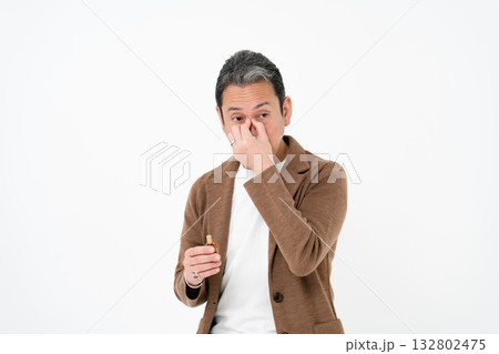 カジュアルビジネス ミドル男性 眼精疲労 カジュアルビジネス ミドル男性 眼精疲労 132802475