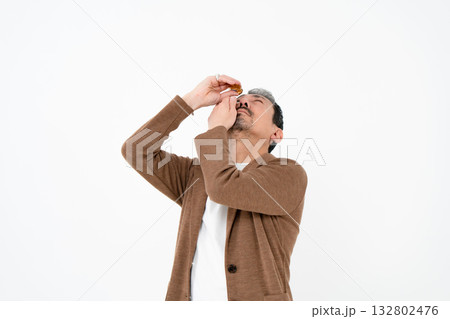 カジュアルビジネス　ミドル男性　眼精疲労 132802476