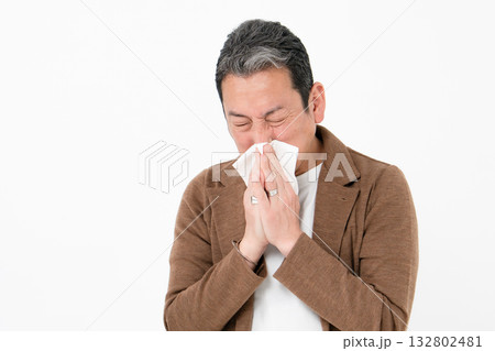 花粉症　ビジネスマン　アレルギー 132802481