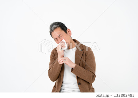 花粉症　ビジネスマン　アレルギー 132802483