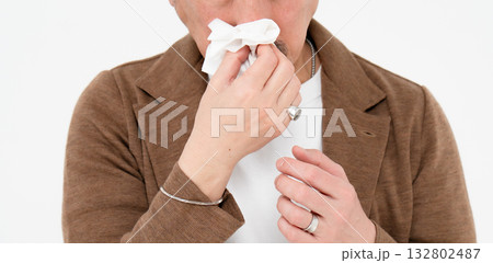 花粉症　ビジネスマン　アレルギー 132802487