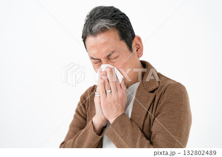 花粉症　ビジネスマン　アレルギー 132802489