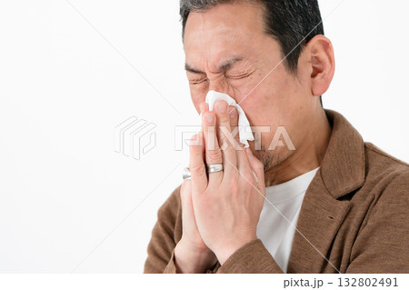 花粉症　ビジネスマン　アレルギー 132802491