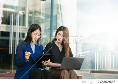 Young Asian business team creative businesspeople coworker, teamwork celebrating achievement and in planning design Young Asian business team creative businesspeople coworker, teamwork celebrating achievement and in planning design 132802627