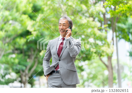 ビジネス　シニア男性　スマホ　通話 132802651