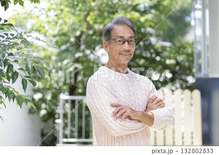 カメラ目線で笑顔の60代の男性 132802833