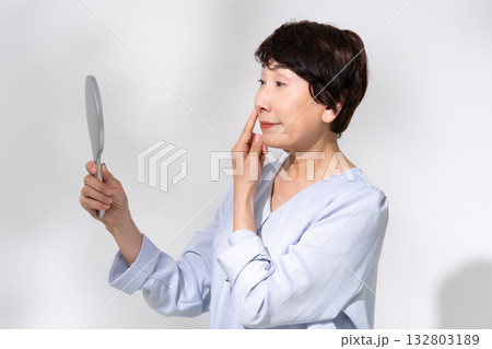 鏡を見るシニア女性　悩む 132803189