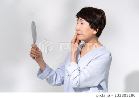 鏡を見るシニア女性　悩む 132803190