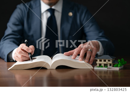 弁護士　手元 132803425