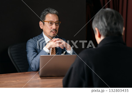 相談　対面　面接　インタビュー 132803435