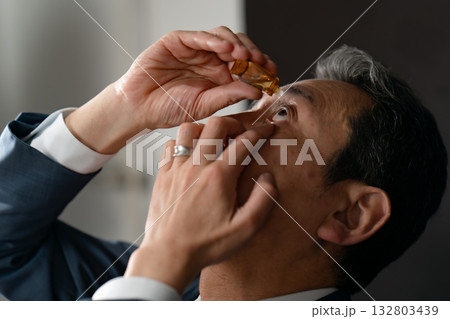 ビジネスマン　疲労　アレルギー　目薬 132803439