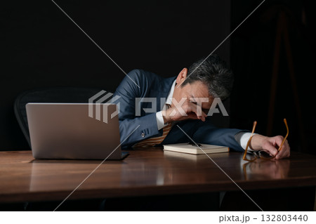 ビジネスマン　疲労　更年期障害　うたた寝 132803440