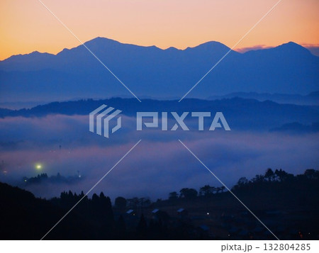雲海朝焼けの新潟県小千谷市小千谷山本山高原からの越後三山夜明け 雲海朝焼けの新潟県小千谷市小千谷山本山高原からの越後三山夜明け 132804285